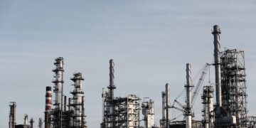 Oil Futures Rally on Higher Refinery Runs, Gasoline Demand