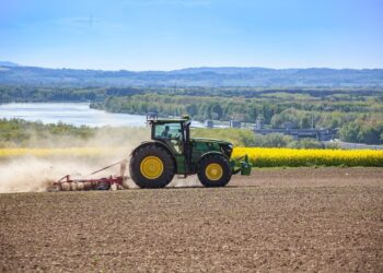 Deere & Company – Consensus Indicates Potential 20.3% Upside