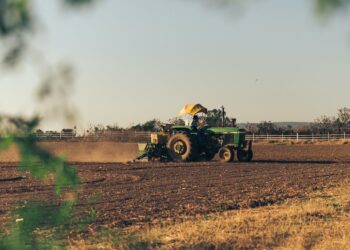 AgTech: John Deere Reveals Fully Autonomous 8R Tractor