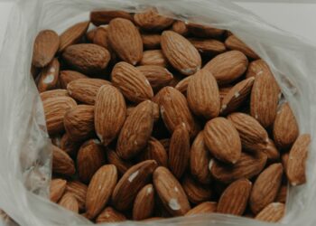 China Greenlights the Export of Kaki and Almonds from Spain